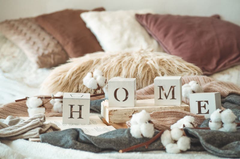 Stilllebendetails im Hauptinnenraum des Wohnzimmers und des Aufschrift HAUSES Bücher und Tasse Tee mit Kegel und Baumwolle gelese lizenzfreies stockfoto
