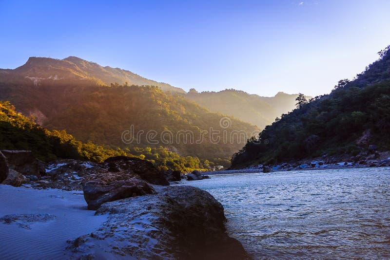 Stillsam och fridsam naturbakgrund av den härliga flodganges strömmen som flödar till och med naturliga kaskader i Rishikesh Indi royaltyfri foto Stillsam och fridsam naturbakgrund av den härliga flodganges strömmen som flödar till och med naturliga kaskader i Rishikesh Indi royaltyfri foto