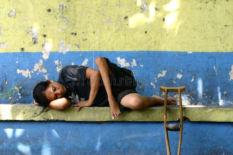 Stillstehender verkrüppelter Bettler stockbild Stillstehender verkrüppelter Bettler stockbild