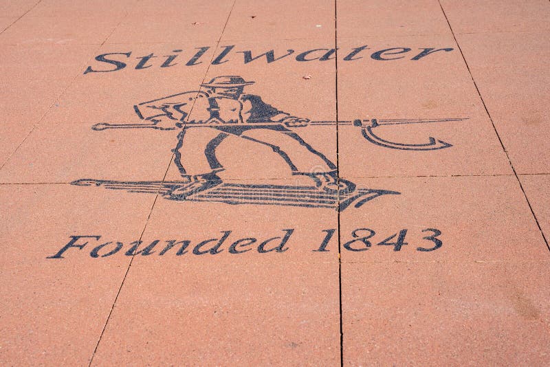 Stillwater, Minnesota - 14 de octubre de 2019: Emblema de la ciudad pintado en una acera de hormigón en un parque, destacando la