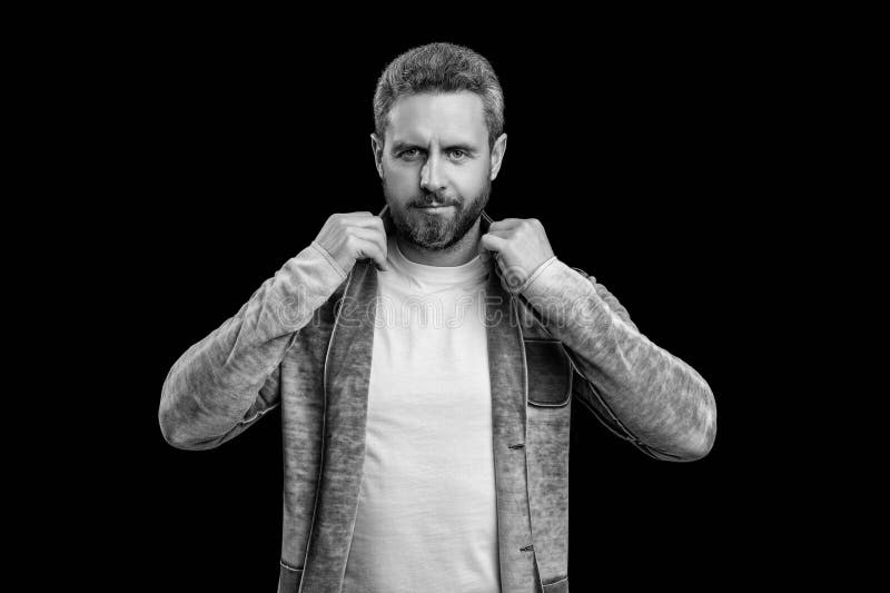 Stilvoll reifer hispanischer Mann mit trendigem Mode-Menswestyle isoliert auf schwarz lizenzfreies stockbild
