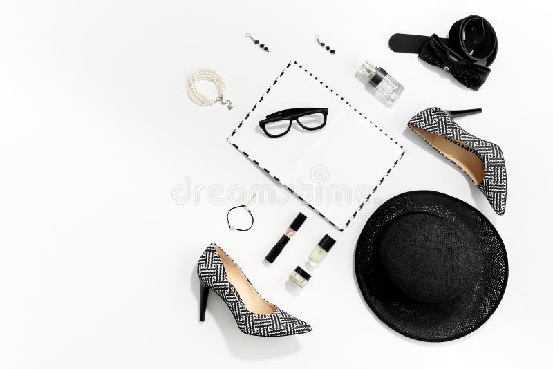 Stilvolle Frauenkleidung und -Zubehör der Schwarzweiss-Mode lizenzfreies stockfoto Stilvolle Frauenkleidung und -Zubehör der Schwarzweiss-Mode lizenzfreies stockfoto