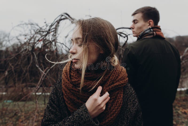 Stilvolle Hippie-Frau und -mann, die im windigen Herbst aufwirft, parken sensu lizenzfreies stockfoto Stilvolle Hippie-Frau und -mann, die im windigen Herbst aufwirft, parken sensu lizenzfreies stockfoto