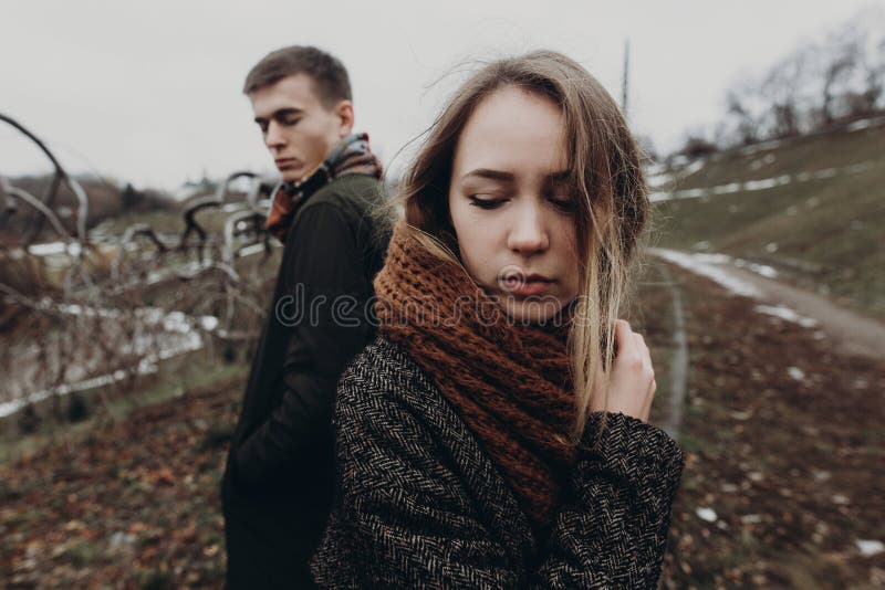 Stilvolle Hippie-Frau und -mann, die im windigen Herbst aufwirft, parken sensu stockbild Stilvolle Hippie-Frau und -mann, die im windigen Herbst aufwirft, parken sensu stockbild