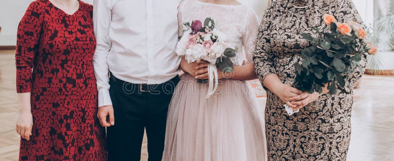 Stilvolle Hochzeitsbraut mit Blumenstrauß und Bräutigam, der Foto mit f macht stockbilder Stilvolle Hochzeitsbraut mit Blumenstrauß und Bräutigam, der Foto mit f macht stockbilder