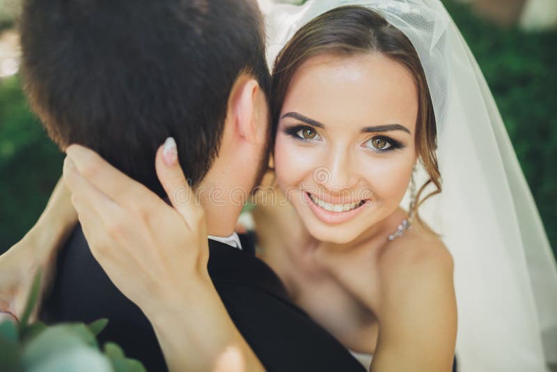 Stilvolle schöne Paare von glücklichen Jungvermählten an ihrem Hochzeitstag, Abschluss herauf Porträt lizenzfreies stockbild Stilvolle schöne Paare von glücklichen Jungvermählten an ihrem Hochzeitstag, Abschluss herauf Porträt lizenzfreies stockbild