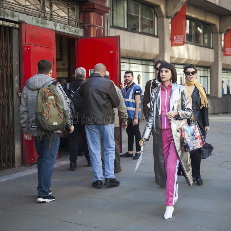 Stilvolle Teilnehmer, die außerhalb 180 den Strang für London Fashion Week erfassen stockbild Stilvolle Teilnehmer, die außerhalb 180 den Strang für London Fashion Week erfassen stockbild