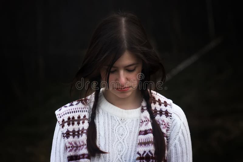 Stilvoller Brunettemädchenreisender auf dem Hintergrund des grauen mountai stockfoto Stilvoller Brunettemädchenreisender auf dem Hintergrund des grauen mountai stockfoto