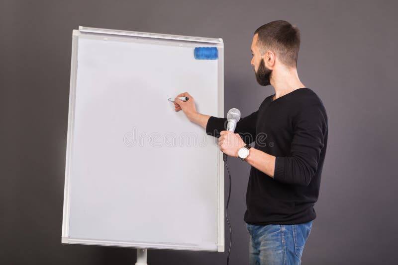 Stilvoller Geschäftsmann auf einem dunklen Hintergrund lizenzfreies stockbild Stilvoller Geschäftsmann auf einem dunklen Hintergrund lizenzfreies stockbild