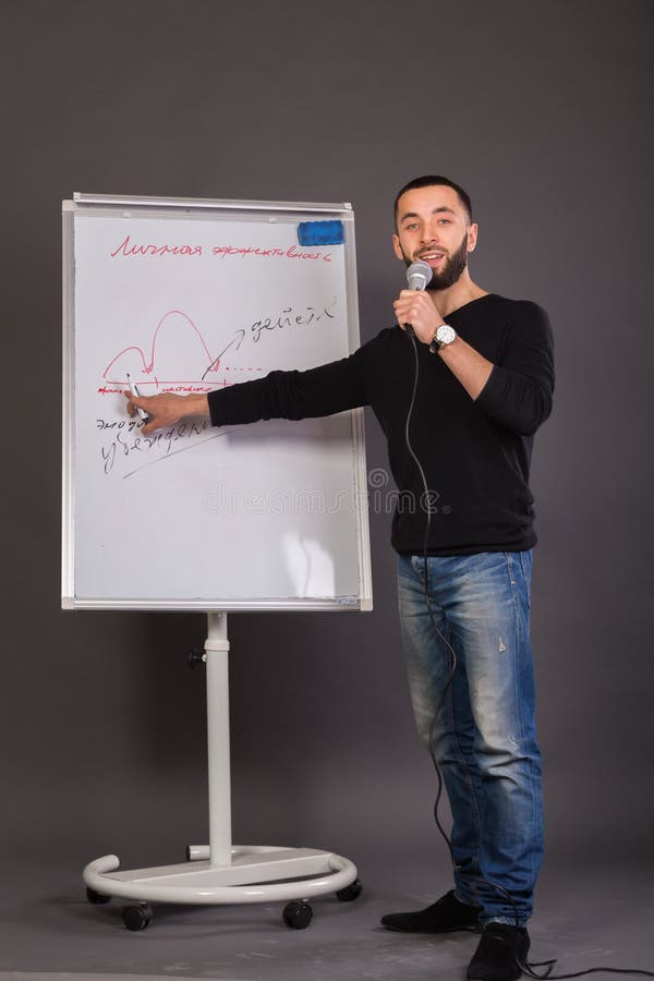 Stilvoller Geschäftsmann auf einem dunklen Hintergrund lizenzfreies stockfoto Stilvoller Geschäftsmann auf einem dunklen Hintergrund lizenzfreies stockfoto