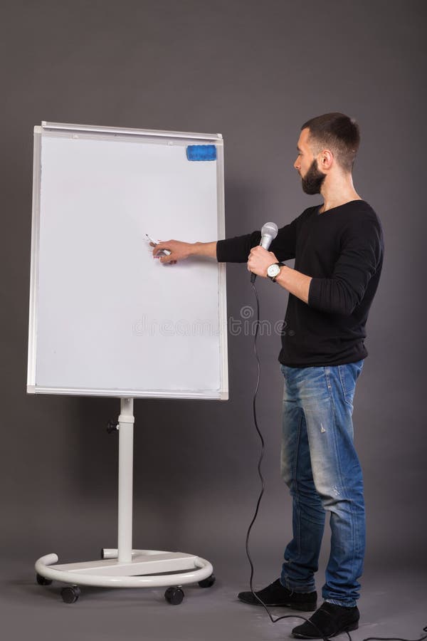 Stilvoller Geschäftsmann auf einem dunklen Hintergrund stockfoto Stilvoller Geschäftsmann auf einem dunklen Hintergrund stockfoto