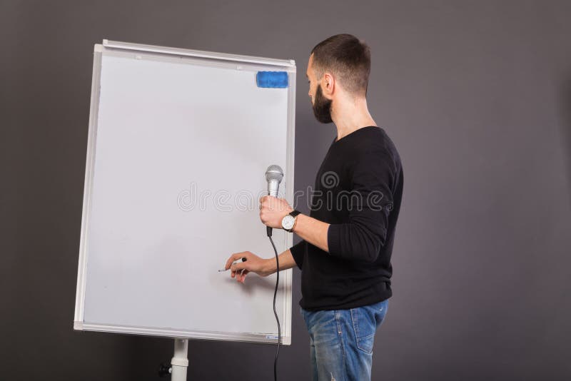 Stilvoller Geschäftsmann auf einem dunklen Hintergrund stockbild Stilvoller Geschäftsmann auf einem dunklen Hintergrund stockbild