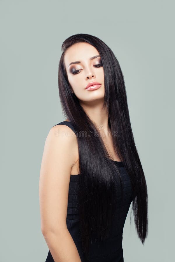 Stilvoller junge Frau Brunette mit dem langen gesunden perfekten geraden Haar und Make-up stockbild Stilvoller junge Frau Brunette mit dem langen gesunden perfekten geraden Haar und Make-up stockbild
