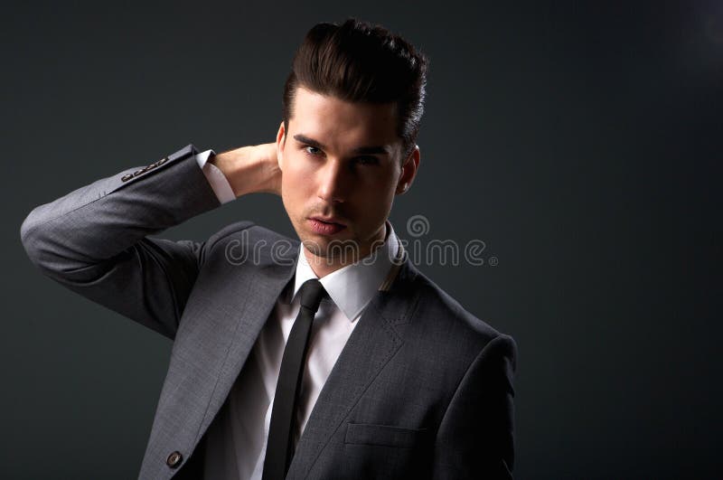 Stilvoller junger Mann im Anzug mit der Hand im Haar lizenzfreie stockbilder Stilvoller junger Mann im Anzug mit der Hand im Haar lizenzfreie stockbilder