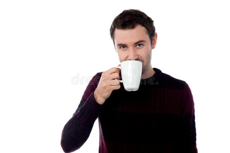 Stilvoller Mann, der Kaffeetasse hält stockbild Stilvoller Mann, der Kaffeetasse hält stockbild