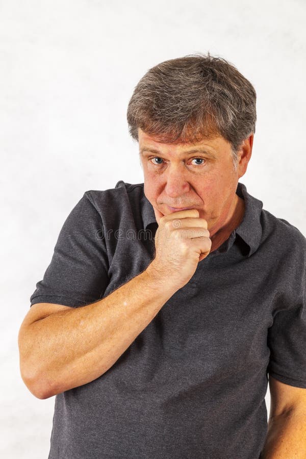 Stilvoller Mann, der mit seinen Händen steht und gestikuliert lizenzfreies stockfoto Stilvoller Mann, der mit seinen Händen steht und gestikuliert lizenzfreies stockfoto
