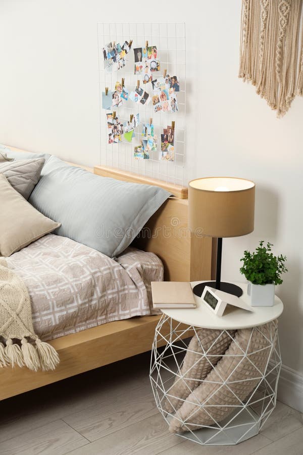 Stilvolles Interieur mit komfortablem Bett und Wandschloss stockfotografie