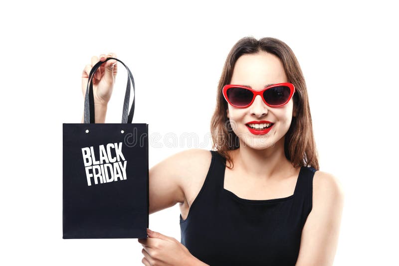 Stilvolles nettes Mädchen, das Black Friday-Einkaufstasche zeigt stockbilder Stilvolles nettes Mädchen, das Black Friday-Einkaufstasche zeigt stockbilder