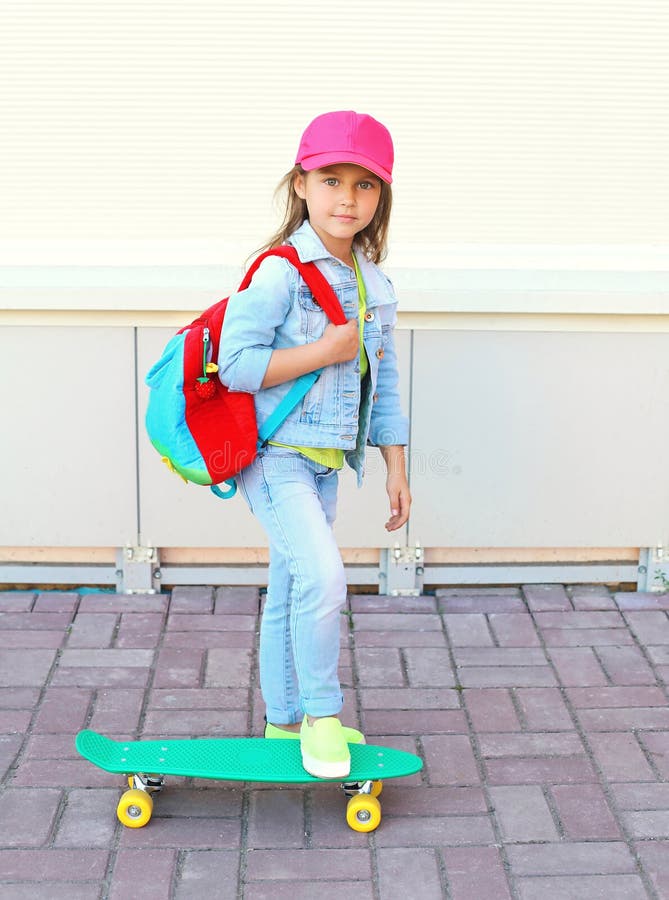 Stilvolles Skateboard des kleinen Mädchens Kinderreit