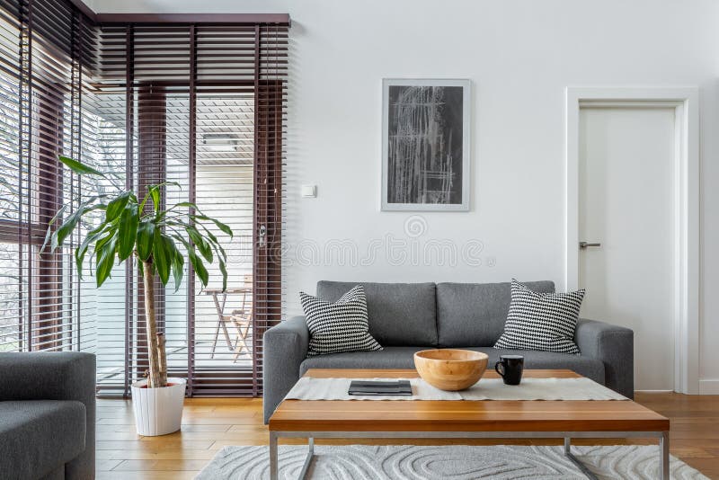Stilvolles Wohnzimmer mit großen Fenstern stockfoto