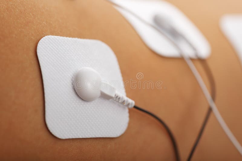 Stimulateur Musculaire Avec Des électrodes Le Massager Sur Les