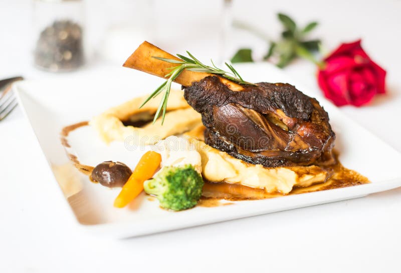 Stinco Arrostito Dell&rsquo;agnello Con Le Spezie Ed Il Vino Rosso Grigliato