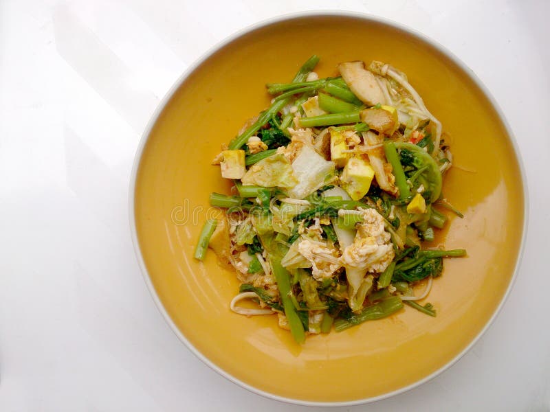 Stir fried mezcló la verdura y el queso de soja en salsa del sukiyaki en la placa Comida vegetariana, comida sana fotos de archivo libres de regalías Stir fried mezcló la verdura y el queso de soja en salsa del sukiyaki en la placa Comida vegetariana, comida sana fotos de archivo libres de regalías