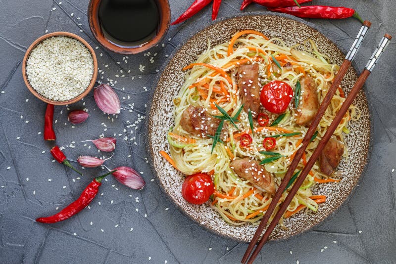 Stir fried noodle with chicken, vegetable , sesame seeds and soy sauce royalty free stock photo Stir fried noodle with chicken, vegetable , sesame seeds and soy sauce royalty free stock photo