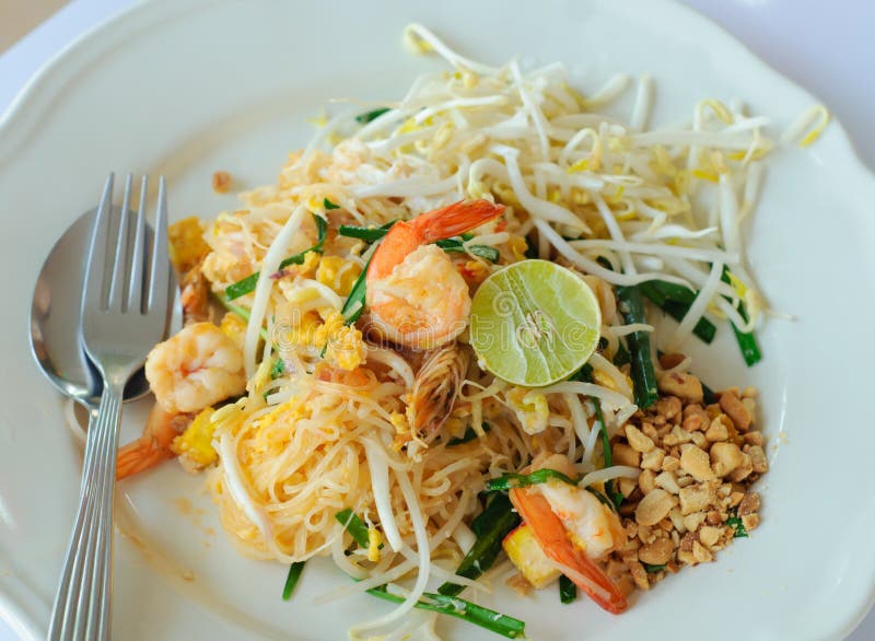 Stir-fried rice noodle with shrimp