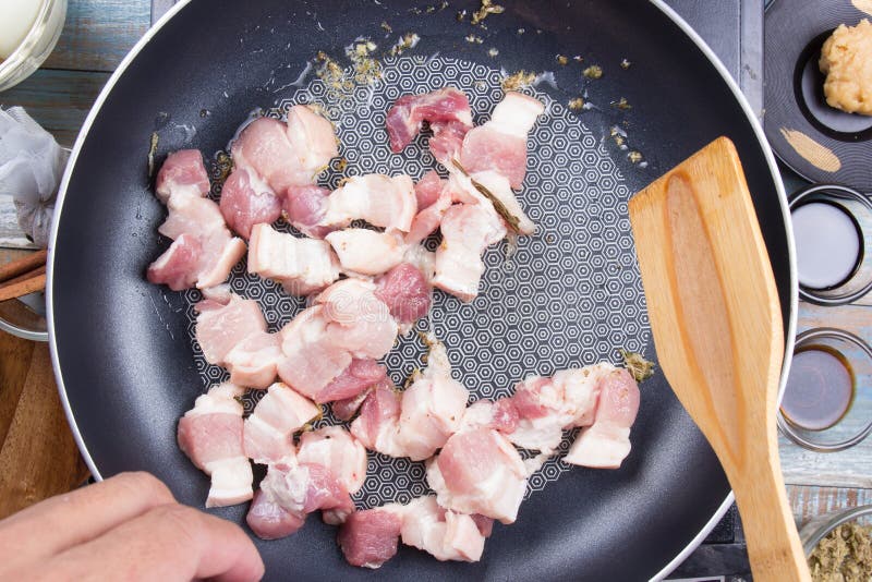 Stirfry streaky χοιρινό κρέας αρχιμαγείρων στο τηγάνι στοκ εικόνες με δικαίωμα ελεύθερης χρήσης