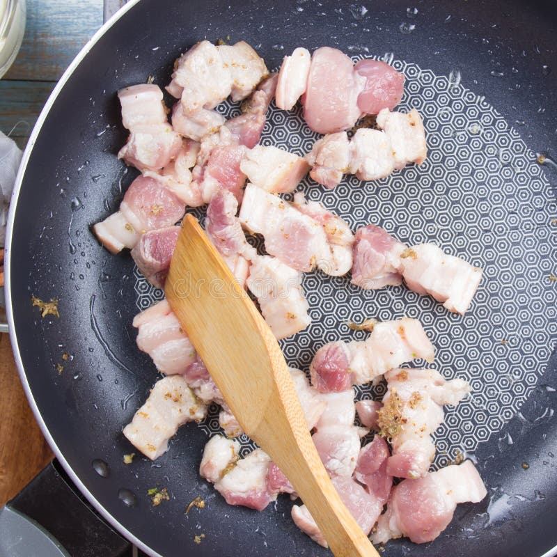 Stirfry streaky χοιρινό κρέας αρχιμαγείρων στο τηγάνι στοκ φωτογραφίες με δικαίωμα ελεύθερης χρήσης