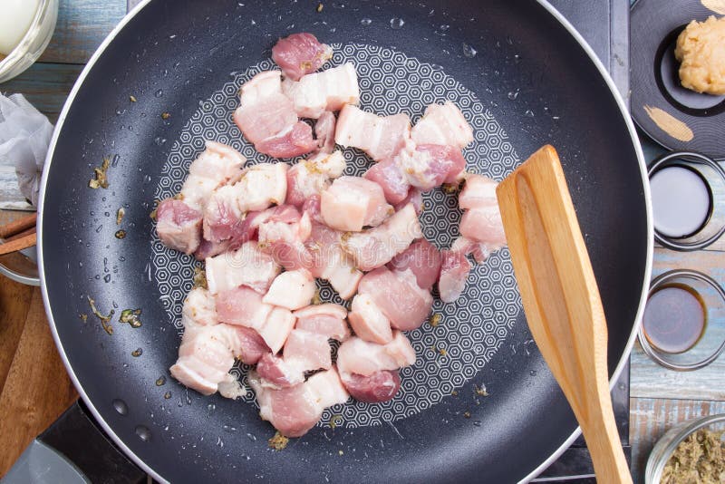 Stirfry streaky χοιρινό κρέας αρχιμαγείρων στο τηγάνι στοκ εικόνες
