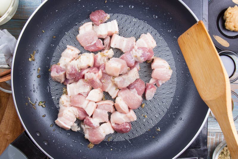 Stirfry streaky χοιρινό κρέας αρχιμαγείρων στο τηγάνι στοκ εικόνα με δικαίωμα ελεύθερης χρήσης