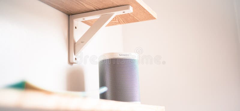 Stirling/Escocia - 7 de julio de 2019: Sonos un Presidente de Smart con Alexa Voice Control incorporada, Wi-Fi, blanco en el back imagenes de archivo Stirling/Escocia - 7 de julio de 2019: Sonos un Presidente de Smart con Alexa Voice Control incorporada, Wi-Fi, blanco en el back imagenes de archivo