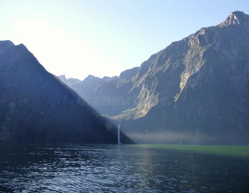 Stirling Falls majestuoso, Milford Sound, parque nacional de Fiordland, isla del sur, Nueva Zelanda fotografía de archivo Stirling Falls majestuoso, Milford Sound, parque nacional de Fiordland, isla del sur, Nueva Zelanda fotografía de archivo
