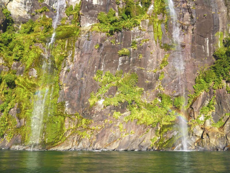 Stirling Falls majestuoso, Milford Sound, parque nacional de Fiordland, isla del sur, Nueva Zelanda imagenes de archivo Stirling Falls majestuoso, Milford Sound, parque nacional de Fiordland, isla del sur, Nueva Zelanda imagenes de archivo