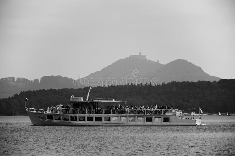 Stirrande Splavy, Tjeckien - Maj 19, 2018: Ångare namngiven Maj med turisten ombord på den Machovo jezerosjön med den Bezdez slot arkivfoto Stirrande Splavy, Tjeckien - Maj 19, 2018: Ångare namngiven Maj med turisten ombord på den Machovo jezerosjön med den Bezdez slot arkivfoto