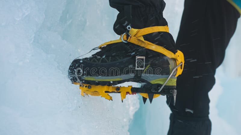 Stivali Per Scalatori Di Ghiaccio Con Cramponi Immagine Stock - Immagine di  alpinismo, ascensione: 225438373