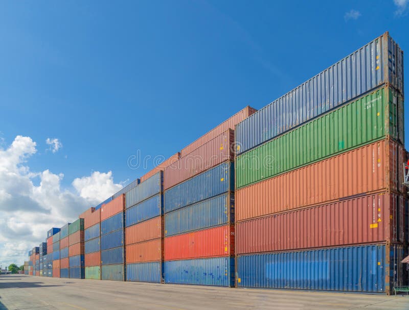 Stivă de containere colorate pentru mărfuri în activitatea de export și import și de logistică a mărfurilor internaționale în oraș stock photos