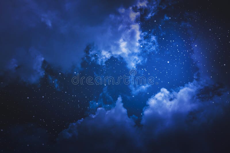 Stjärnhimmel med stjärnor och måne i molntäckesbakgrund