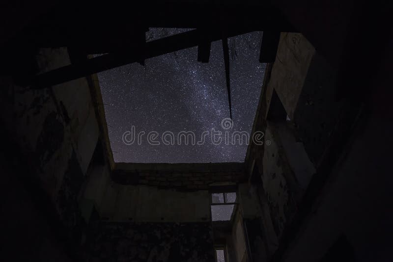 Stjärnklar himmel till och med taket i ett övergett hus arkivbild Stjärnklar himmel till och med taket i ett övergett hus arkivbild