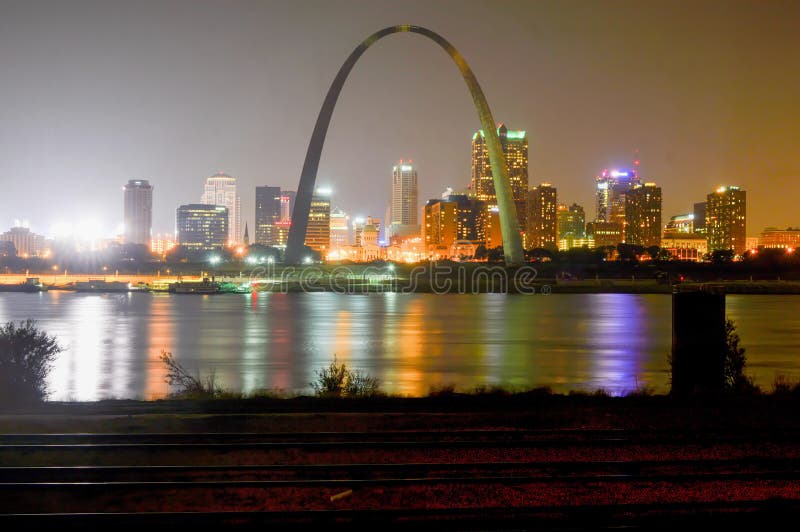 StLouis, Missouri - los E.E.U.U. - 6 de septiembre de 2015: Ciudad del horizonte de St. Louis fotos de archivo StLouis, Missouri - los E.E.U.U. - 6 de septiembre de 2015: Ciudad del horizonte de St. Louis fotos de archivo