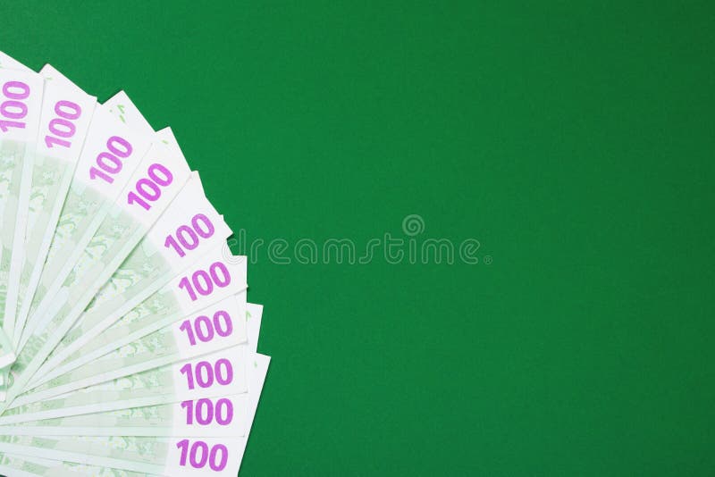 Sto euro notatek na zielonym tle fotografia royalty free Sto euro notatek na zielonym tle fotografia royalty free
