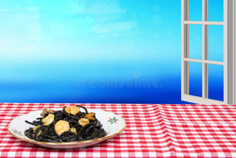 Sto?owy wierzcho?ek na owoce morza tle Zbli?enie ?r?dziemnomorscy czarni kluski z atramentem, mussels i garnelami na czerwieni cu zdjęcia stock Sto?owy wierzcho?ek na owoce morza tle Zbli?enie ?r?dziemnomorscy czarni kluski z atramentem, mussels i garnelami na czerwieni cu zdjęcia stock