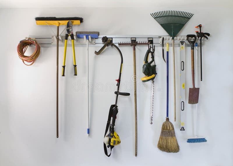 Stoccaggio d'attaccatura dello strumento ordinato del garage fotografie stock libere da diritti Stoccaggio d'attaccatura dello strumento ordinato del garage fotografie stock libere da diritti
