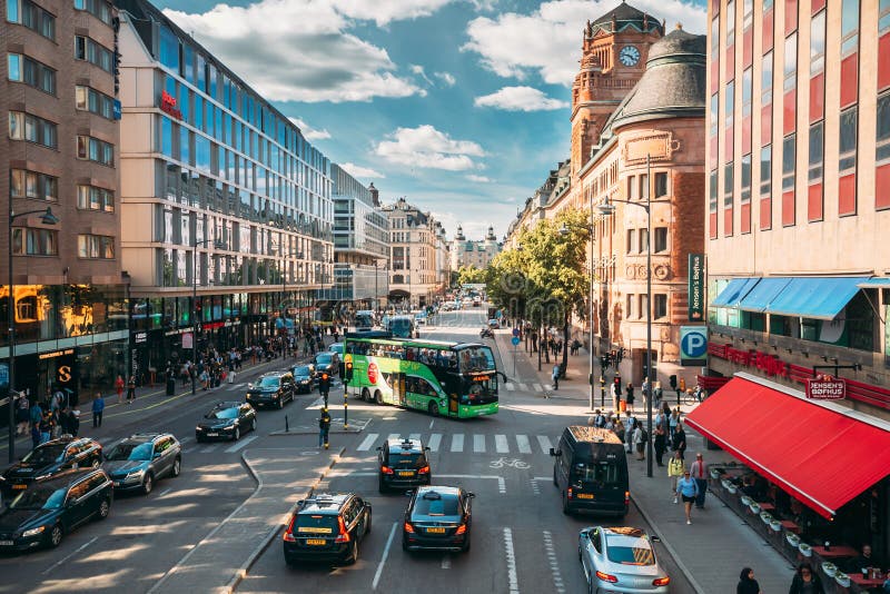 Stoccolma, Svezia Salto Rosso Su Un Autobus Turistico Per Aver Visitato La Strada Di Vasagatan Autobus turistico