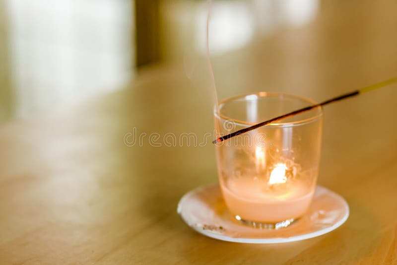 Stock des brennenden Weihrauchs lizenzfreie stockfotografie Stock des brennenden Weihrauchs lizenzfreie stockfotografie