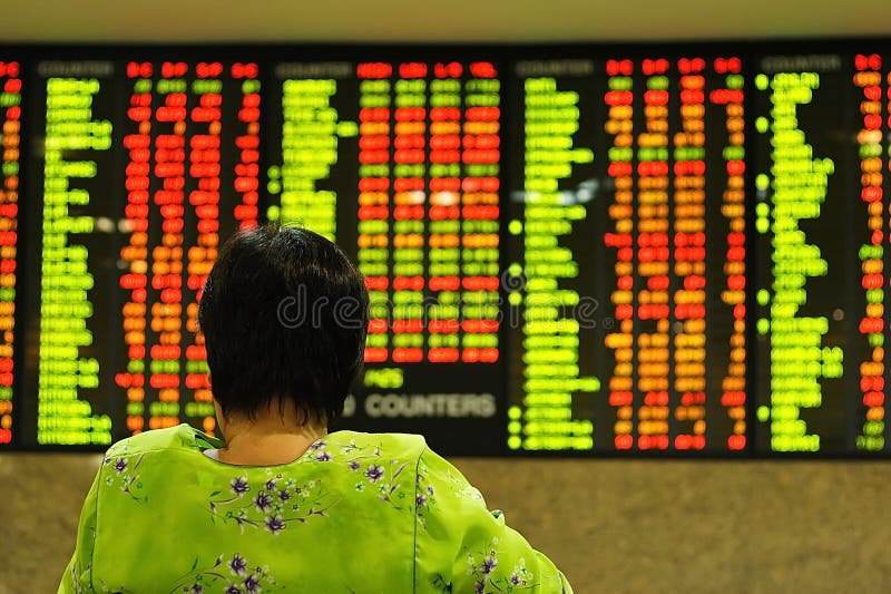 Donna asiatica guardando l'indice di mercato azionario.
