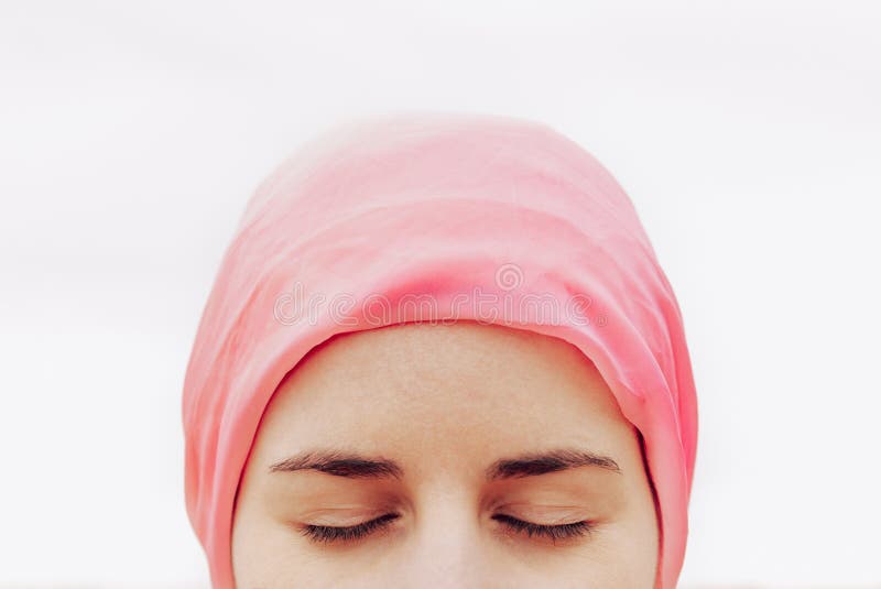 veronderstellen Gevestigde theorie pit Stockfoto Van Een Vrouw Met Een Roze Zakdoek Op Haar Hoofd Ze Heeft Kanker  Stock Foto - Image of hoofd, campagne: 169923966