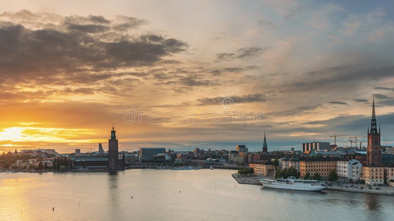 Stockholm Schweden. berühmte Auffassung des Skylinestadtbilds des alten Stadt-gamla stan am Sommerabend. berühmter beliebter Besti